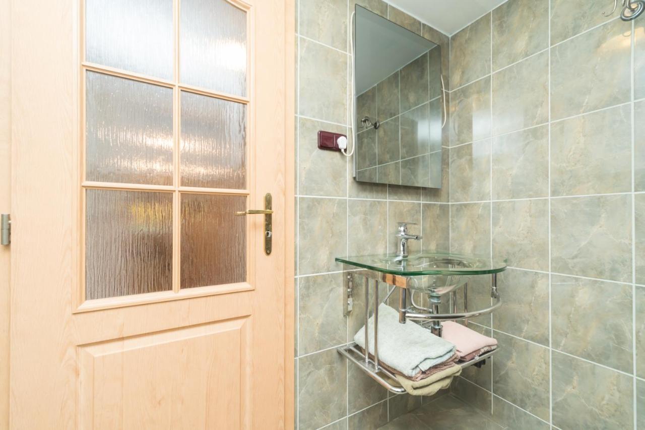 Budyne Apartment Budyne nad Ohri Zewnętrze zdjęcie